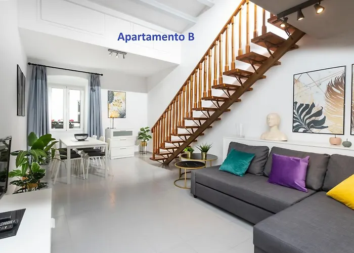 アパート Rustic シッチェス